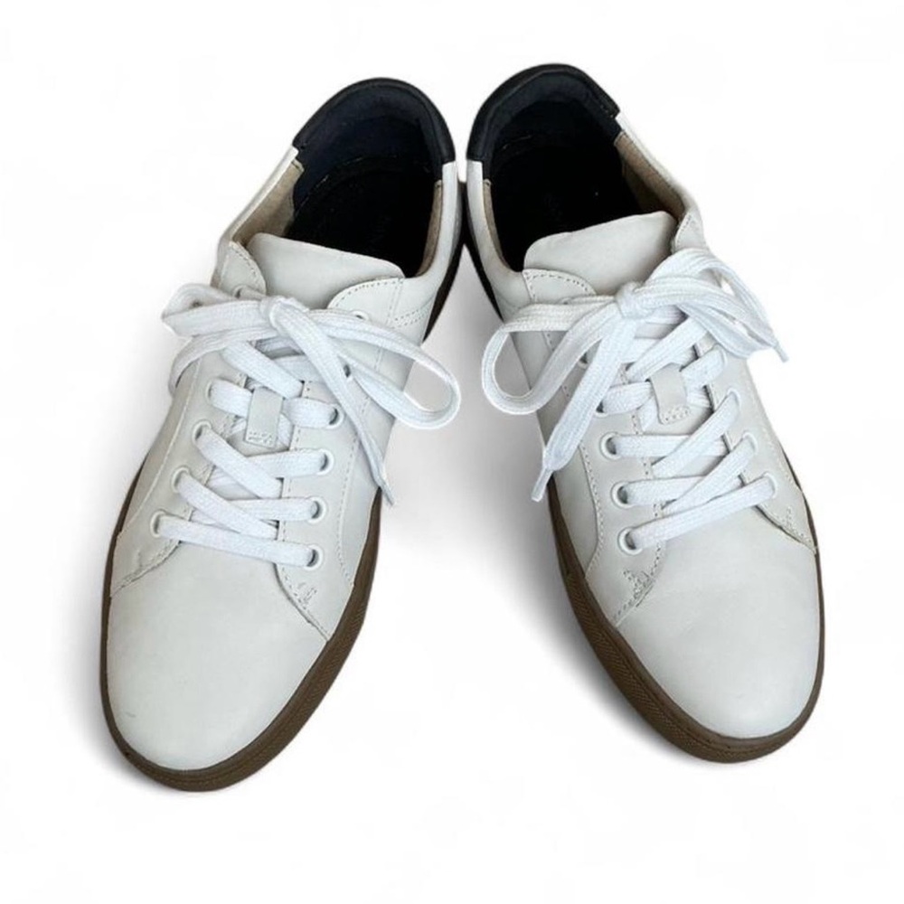 NWOT Banana Republic Men’s white sneakers With Gum Sole And Blue Heel Size 7.5